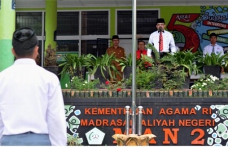 drs.h.kasmurima mengajak siswa man 2 tanah datar menyadari pentingnya pendidikan ke jenjang yang lebih tinggi 1