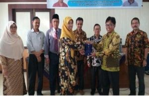 Foto;Penyerahan Cendra Mata dari Wakil Rektor I IAIN Batusangkar
 kepada Tim Asesor BAN-PT