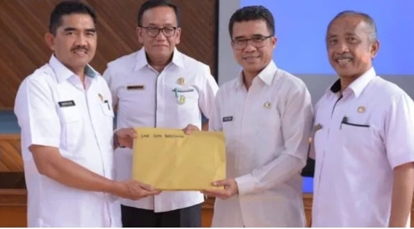 Disdik Sumbar Serahkan Hasil UN 2019 min