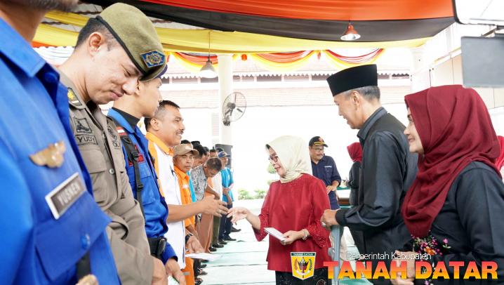 Hj. Merry Warti Berbagi Rezeki dengan Petugas K3 BPBD SATPOL PP dan DAMKAR min