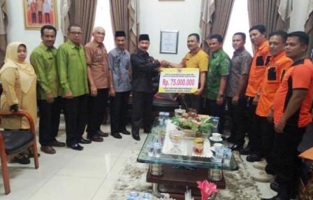 Pemkab Tanah Datar Serahkan Bantuan Kepada Korban Gempa Solsel min