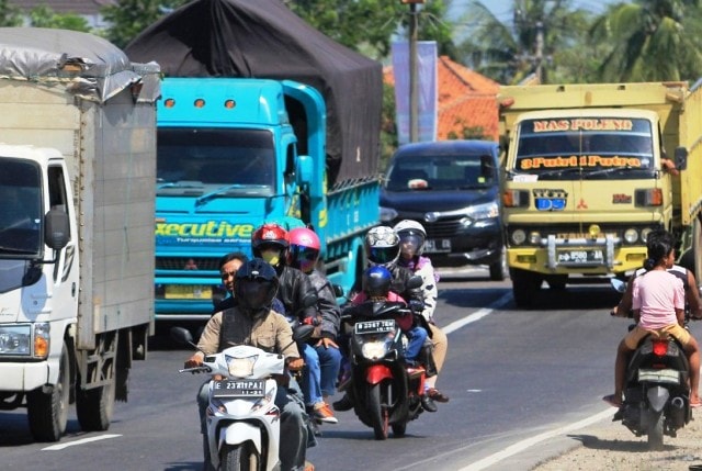 pemudik bersepeda motor melintas di jalur pantura lohbener indramayu min