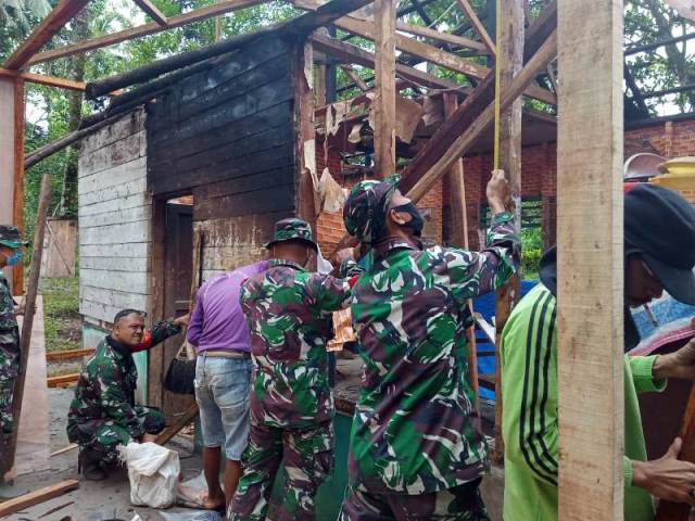 Menyambut Ulang Tahun Ke-70, KODAM 1/BB, KODIM 0310/SS Laksanakan Rehab RTLH untuk Masyarakat 3 b29505ad 5e47 49a1 a0e2 a255cbe21c96 1