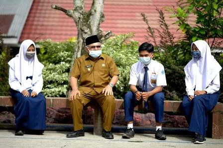 Pemko Sawahlunto Gratiskan Seragam Siswa Baru Tingkat SD dan SLTP Se-Kota Sawahlunto 1 9bdbb1e2 64ac 4963 96e3 c478f4c94dcd 1