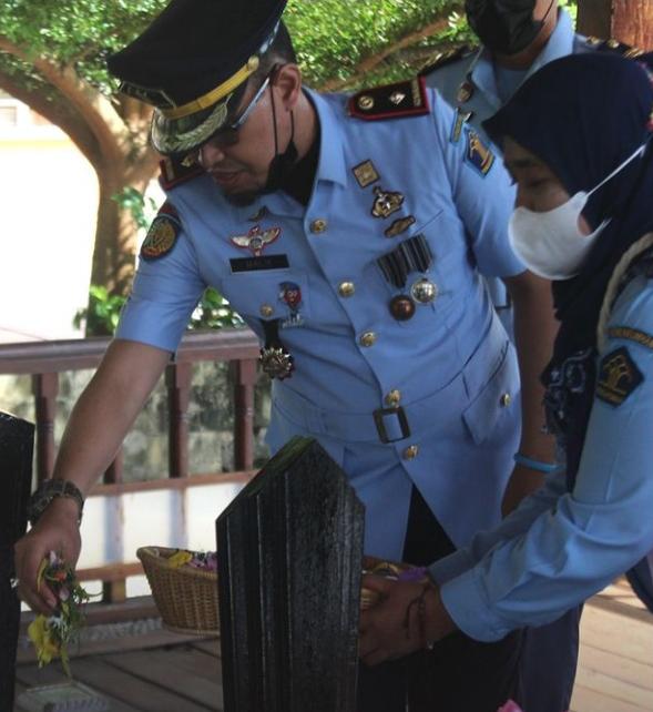 32cb5de3 f7d9 419b a8b8 7051c5d5e561