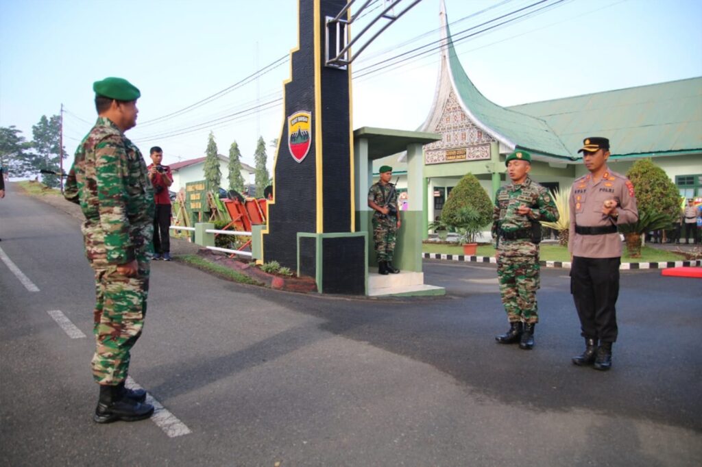 Kapolres Ruly Pimpin Personil Laksanakan Upacara di Makodim 0307 Tanah Datar 1 IMG 20230217 WA0010