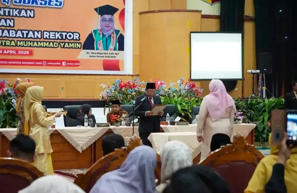 Rica Mega Sari rektor perempuan pertama UMMY Solok