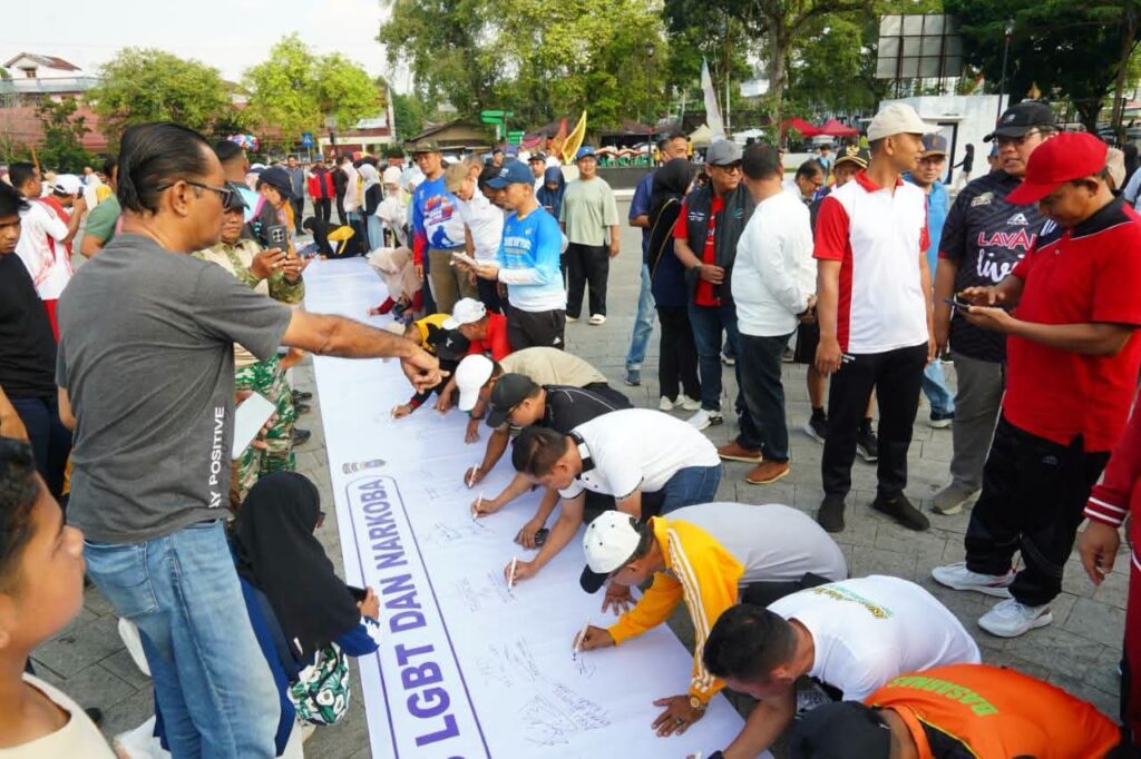 Pemda Tanah Datar Bersama Forkopimda, MUI Dan LKAAM Deklarasi Tolak LGBT 1 FB IMG 1783675338970